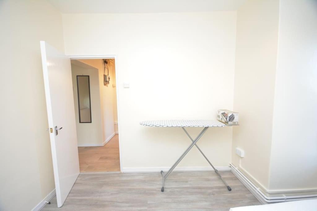 Lovely 4 Bedroom Apartment Close To The City Walking Distance From The Rivere View Лондон Экстерьер фото